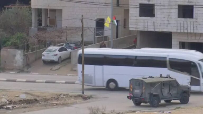 4-israilli-rehinenin-ardindan-filistinli-200-tutuklu-da-serbest-birakildi-70i-misira-sinir-disi-edilmek-uzere-refah-sinir-kapisinda-xSj1y7Sj.jpg