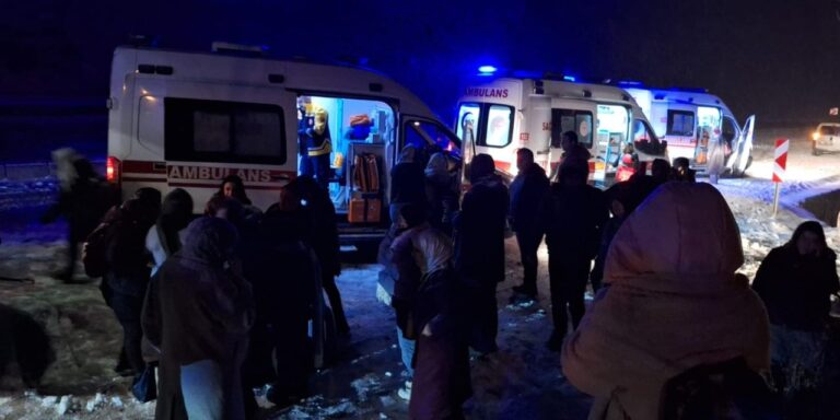 bayburt-gumushane-yolunda-otobus-kaza-yaparak-durdu-W714HmxU.jpg