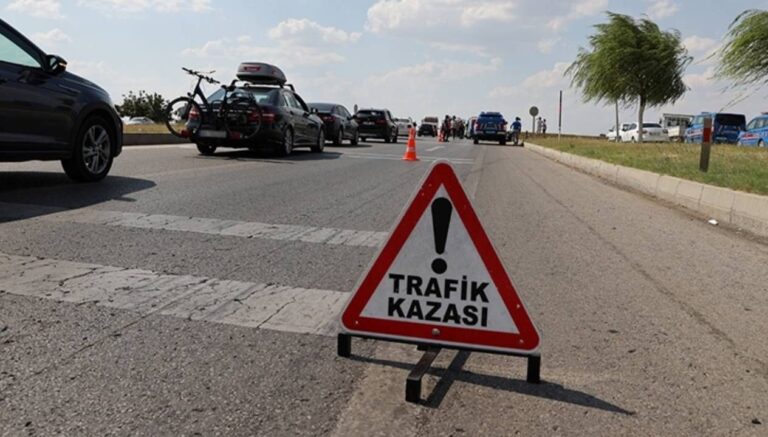 tem-otoyolunda-kaza-trafik-durdu-yaralilar-var-tJHPY4th.jpg